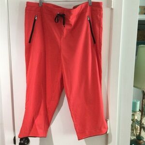 New Chicos capri pant with tags. Light weight material.